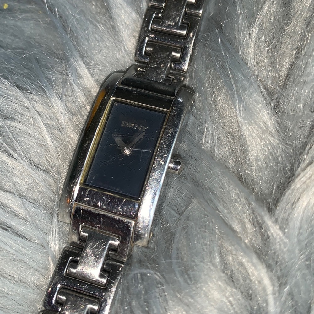 Vintage Women’s Dkny Quartz Watch Ny-3224. Stainless Band